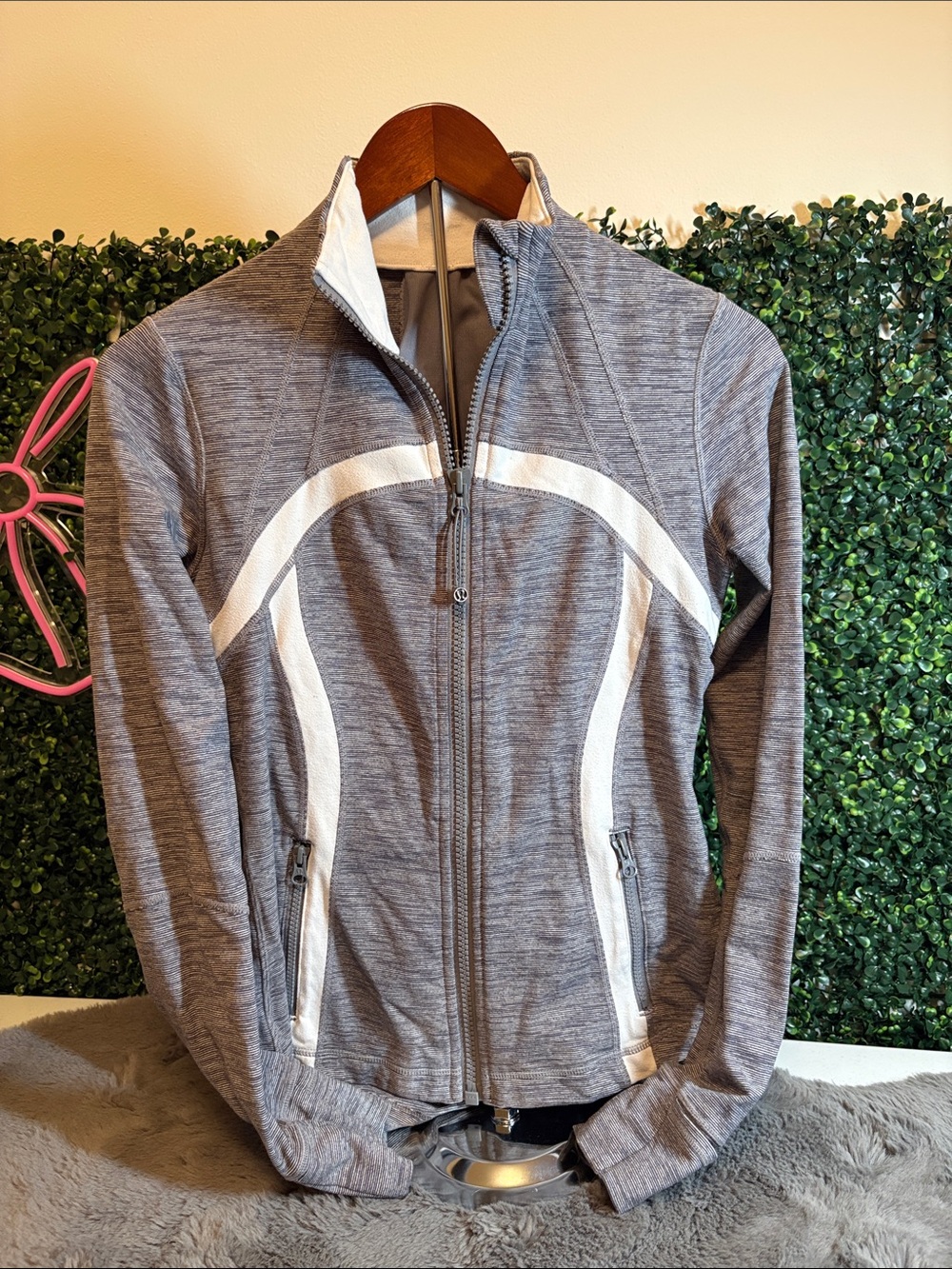 lululemon athletica Gray and White Full-Zip Define Jacket Size 8
